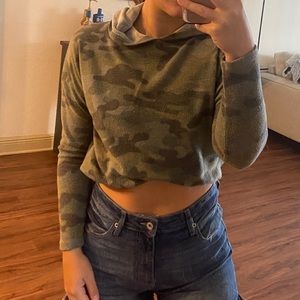 Medium camo crop hoodie